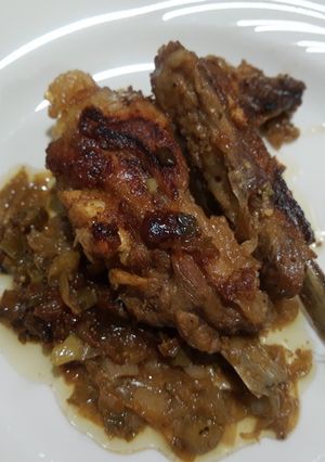 Una foto de Costillas de cerdo a la cebolla en sartén