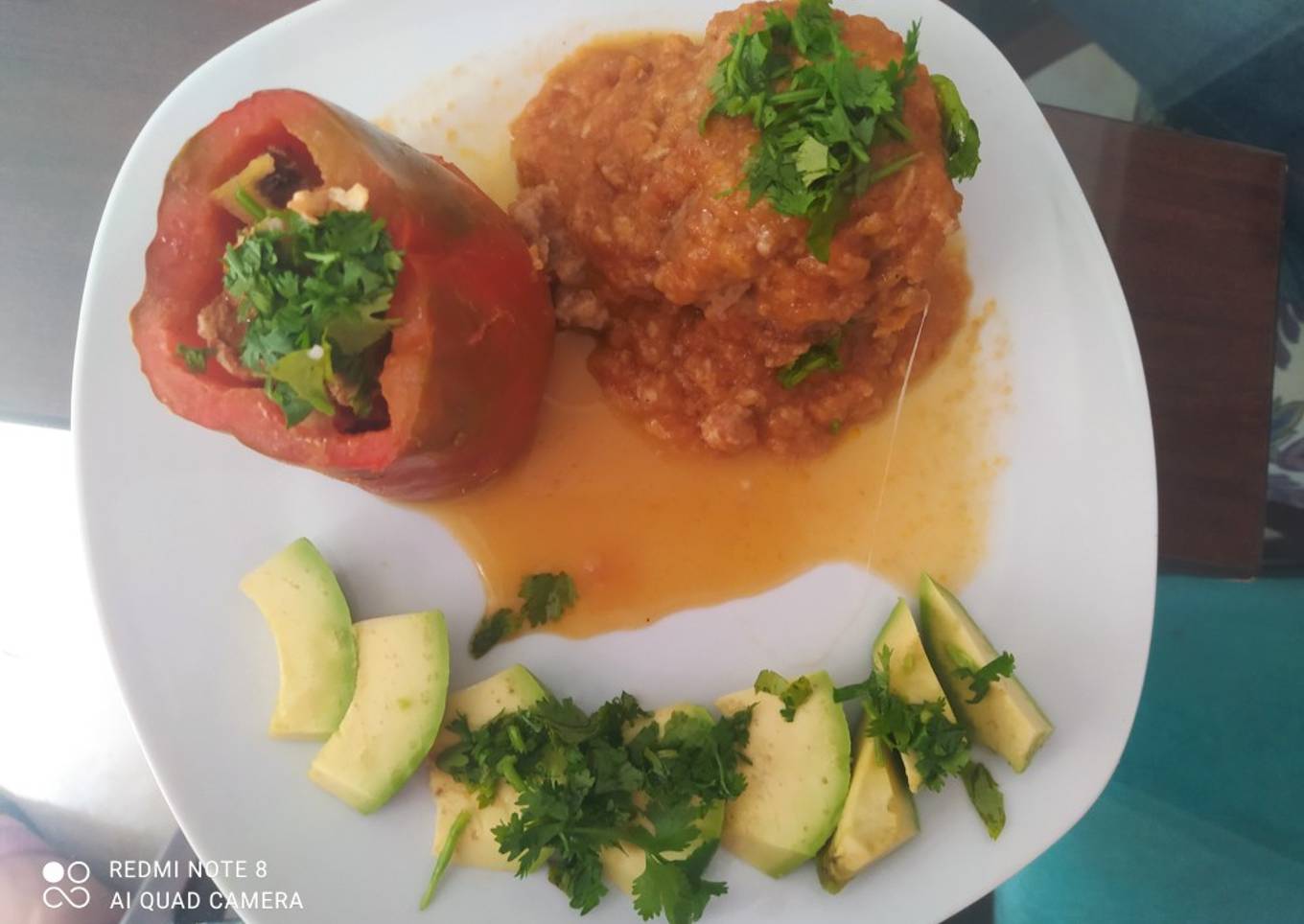 Pimentón relleno y albóndigas rellena en salsa de tomate casera