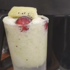 A picture of Kiwi 🥝 and grape mocktail.