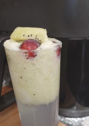 A picture of Kiwi 🥝 and grape mocktail.