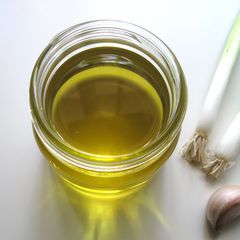 A picture of Spring Onion & Garlic Infused Oil.
