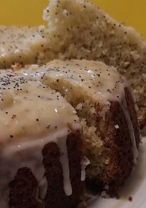 Una foto de Torta glaseada de naranja y amapola