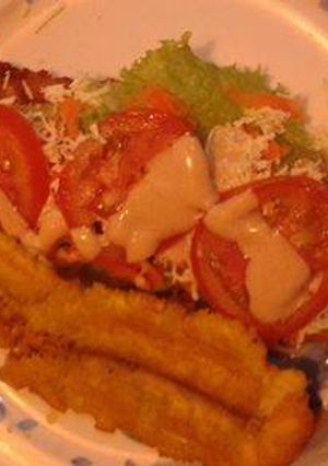 Una foto de Tostones con carne de esmechar en coco 