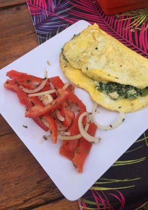 Una foto de Omelette relleno de verdura con ensalada 🥗