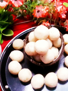 চিনির নারকেল নাড়ু (chinir narkel naru recipe in Bengali) রেসিপির প্রধান ছবি
