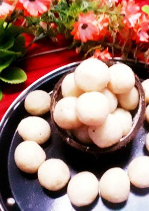 চিনির নারকেল নাড়ু (chinir narkel naru recipe in Bengali) রেসিপির প্রধান ছবি