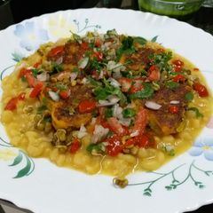 A picture of Ragda Patties.