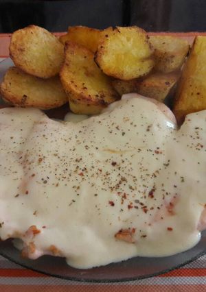 Una foto de Pollo a la mostaza con papas doradas