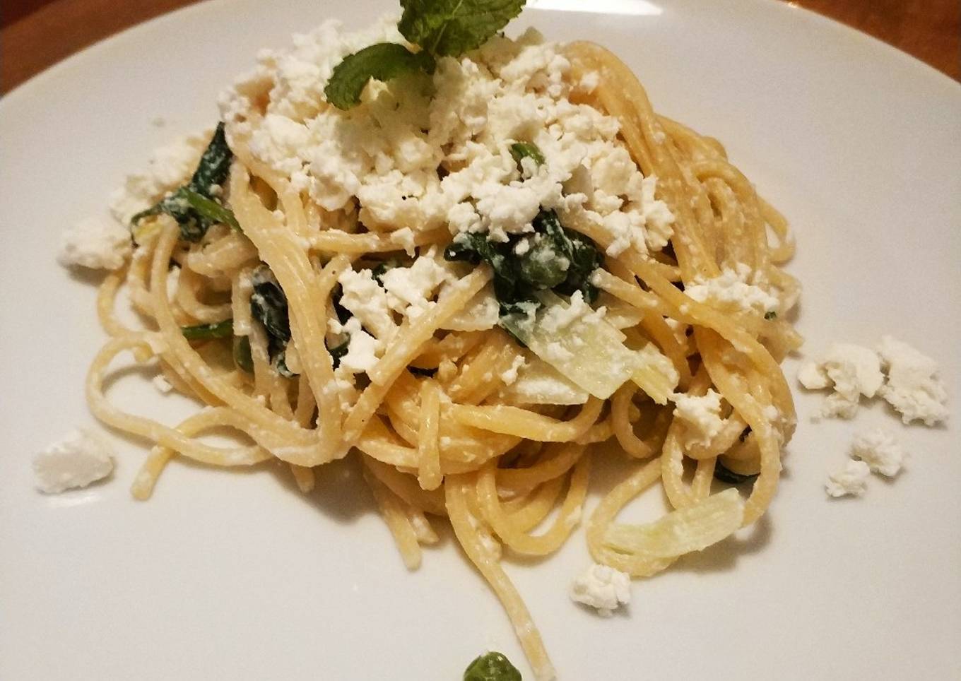 Cheesy leek and spinach pasta