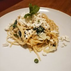 A picture of Cheesy leek and spinach pasta.