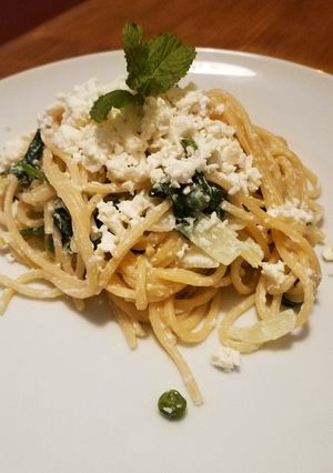 A picture of Cheesy leek and spinach pasta.