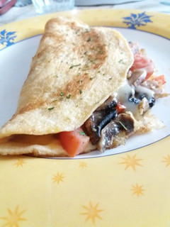 Una foto de Tortilla rellena 🍄🌶🍅🧀
