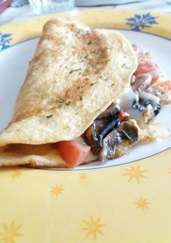 Una foto de Tortilla rellena 🍄🌶🍅🧀