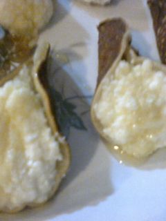 Una foto de Qataif (tortillas libanesas rellenas de ricota y miel)