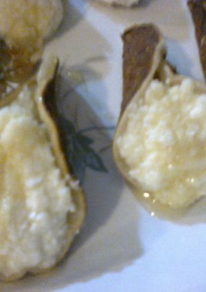 Una foto de Qataif (tortillas libanesas rellenas de ricota y miel)