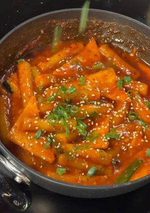 A picture of Spicy gochujang tteokbokki.
