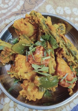 સરગવા બટાકા નું શાક (Saragva Bataka Shak Recipe In Gujarati) રેસીપી મુખ્ય ફોટો