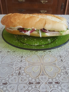 Una foto de Bocadillo vegetal de pavo lechuga tomate y mayonesa