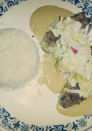 Una foto de Chiles rellenos de queso manchego y atun en crema de chipotle