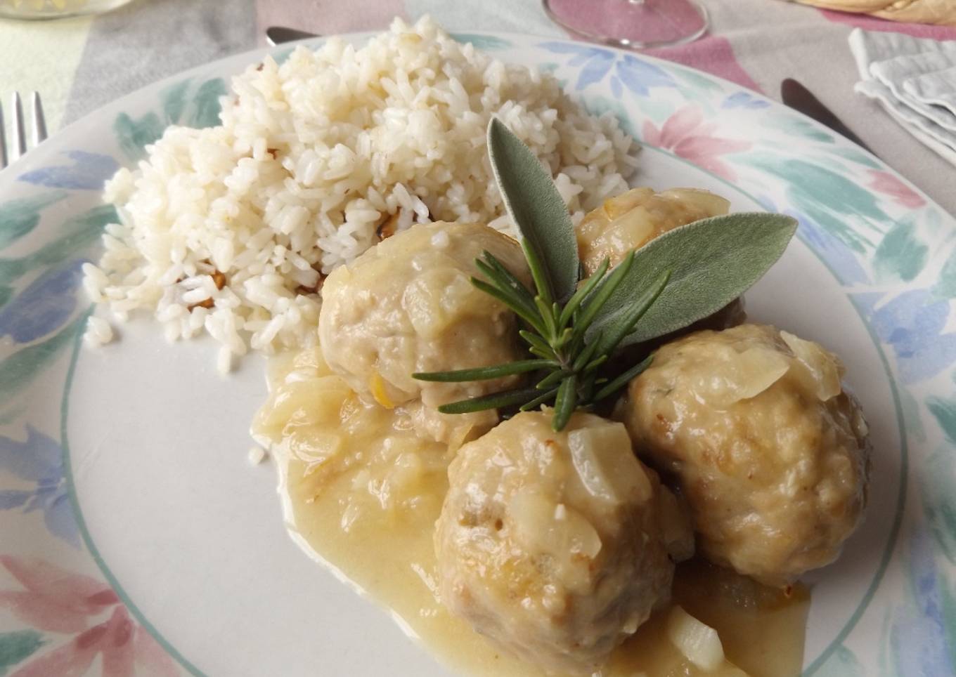 Albóndigas de pollo con avena y salsa de almendra y limón