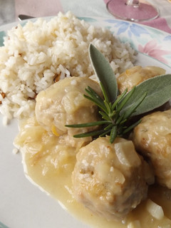 Una foto de Albóndigas de pollo con avena y salsa de almendra y limón