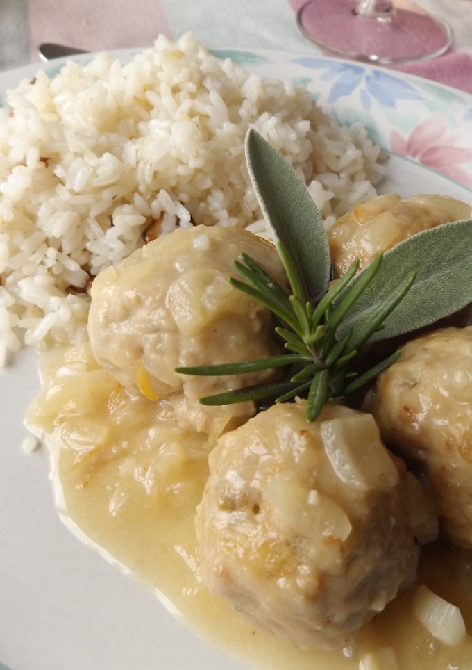 Una foto de Albóndigas de pollo con avena y salsa de almendra y limón