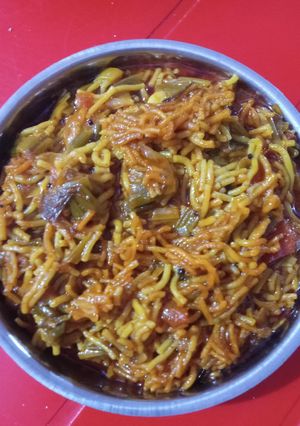 લીલી ડુંગળી સેવ ટામેટા નુ શાક (Green Onion Sev Tomato Shak Recipe In Gujarati) રેસીપી મુખ્ય ફોટો