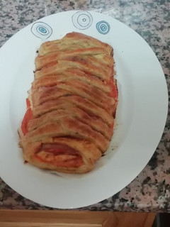 Una foto de Trenza de hojaldre con jamón y queso
