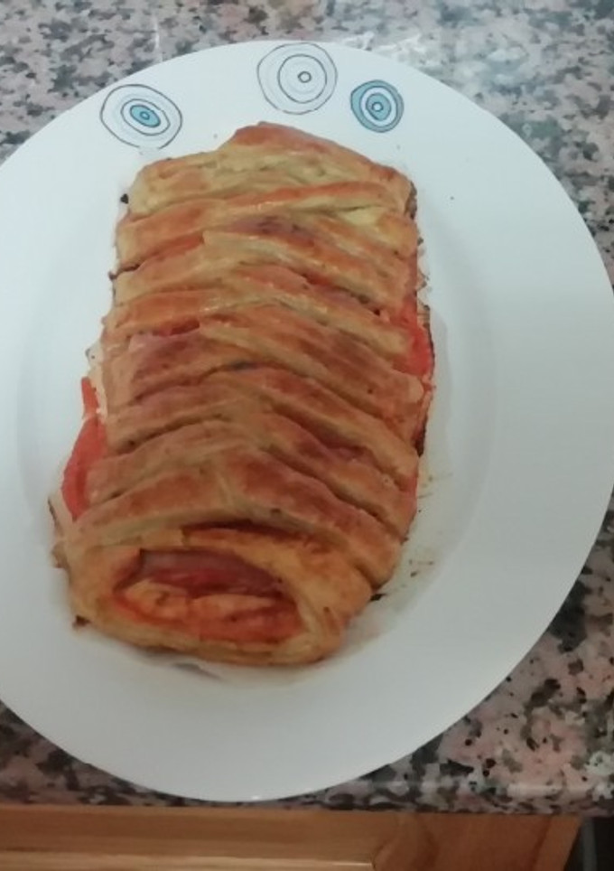 Una foto de Trenza de hojaldre con jamón y queso