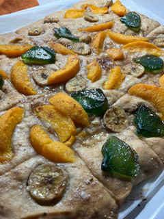 Una foto de Pan dulce de anís con frutas