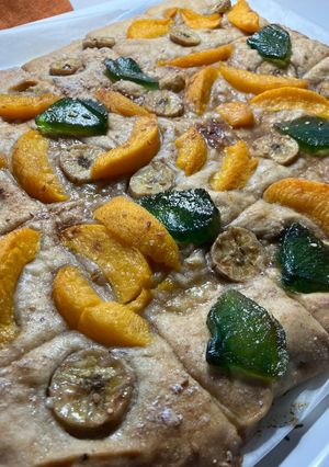 Una foto de Pan dulce de anís con frutas