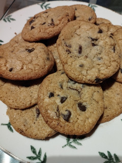 Una foto de Cookies de chips de chocolate: crujientes por fuera y blandas por dentro!❤️🍫