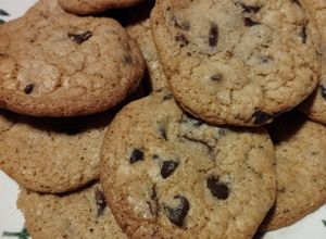 Una foto de Cookies de chips de chocolate: crujientes por fuera y blandas por dentro!❤️🍫