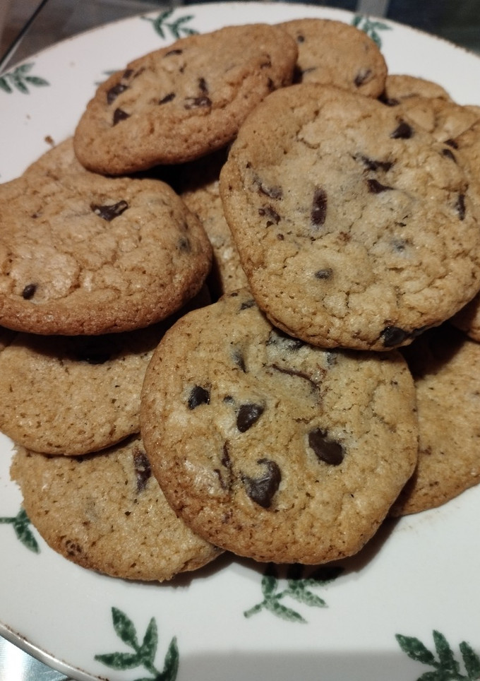 Una foto de Cookies de chips de chocolate: crujientes por fuera y blandas por dentro!❤️🍫