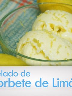 Una foto de Helado de sorbete de limón