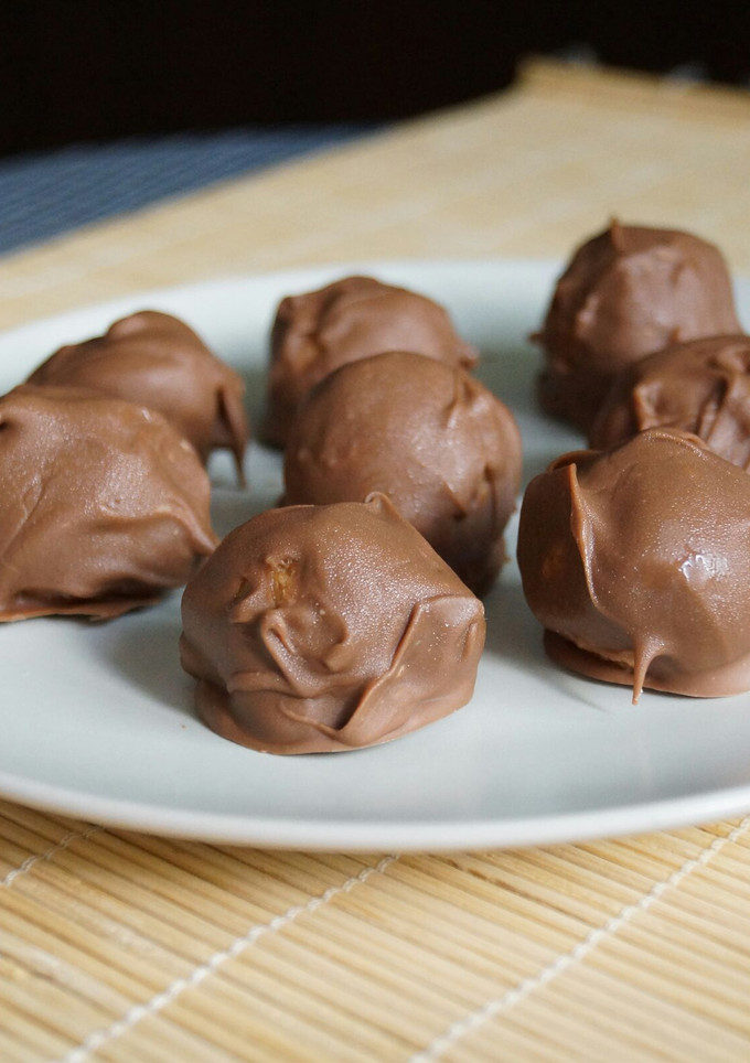 Una foto de Profiteroles Caseros de Galleta [Sin Horno]