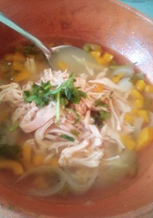 Una foto de Caldito de pollo 🍲