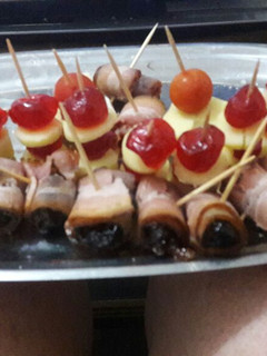 Una foto de Dátiles con panceta, brochetitas caprese y brochetitas de cereza y queso