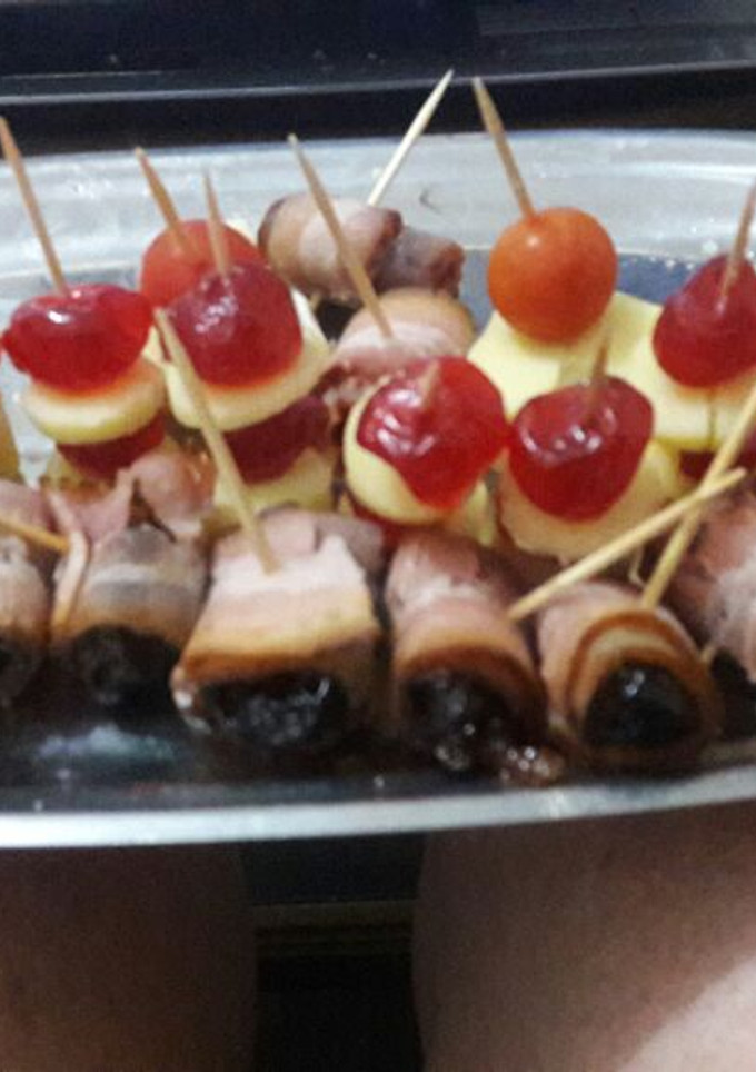 Una foto de Dátiles con panceta, brochetitas caprese y brochetitas de cereza y queso