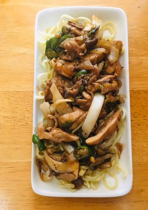 Foto resep Chicken noodle with mushroom black pepper sauce Ala Yammie Hotplate Home made