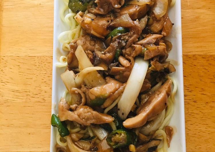 Bagaimana Menyiapkan Chicken noodle with mushroom black pepper sauce Ala Yammie Hotplate Home made yang Sempurna