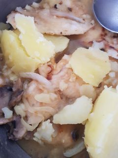 Una foto de Pechuga de pollo con champiñones y appletiser