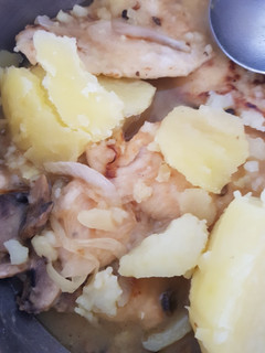 Una foto de Pechuga de pollo con champiñones y appletiser