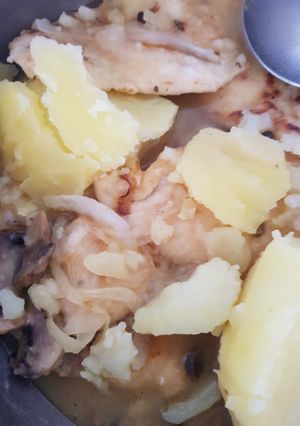 Una foto de Pechuga de pollo con champiñones y appletiser