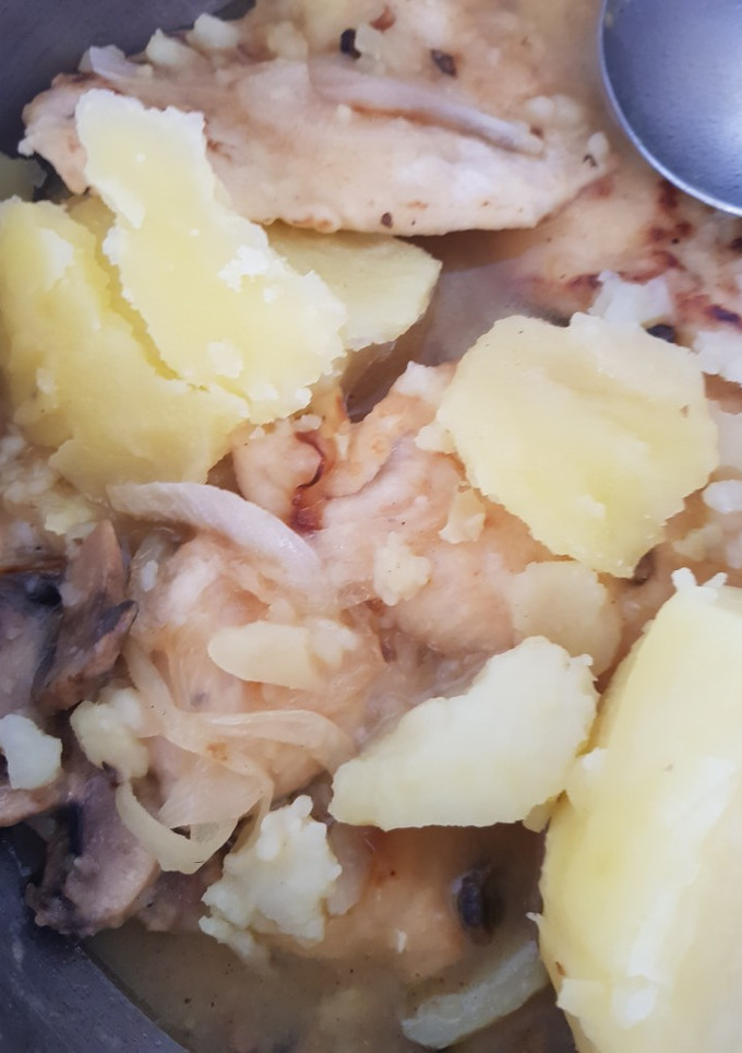 Una foto de Pechuga de pollo con champiñones y appletiser