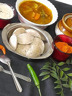A picture of Idli sambar chutney.