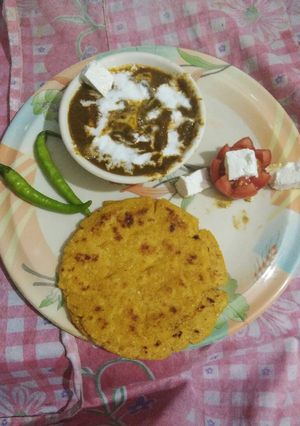 A picture of Palak Paneer with Cornmeal Roti and Green Chilies.