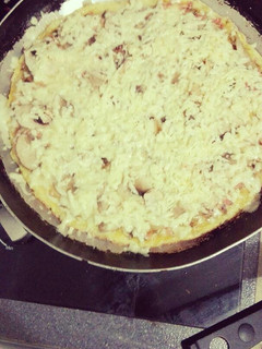 Una foto de Omelette de champiñones, queso, jamón de cerdo, jamón de cordero