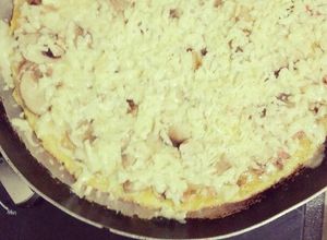 Una foto de Omelette de champiñones, queso, jamón de cerdo, jamón de cordero