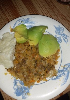 A picture of MixedBeef&cabbage and ugali with Avocado.